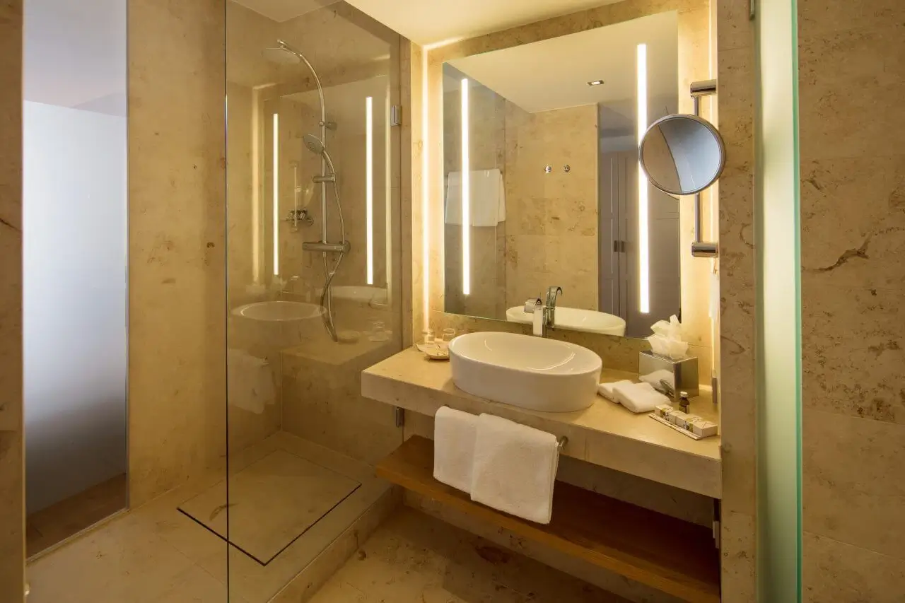 Modernes Badezimmer im Waldhotel Stuttgart mit eleganter Dusche, Waschbecken und stilvollen Details.