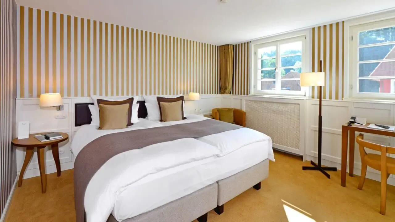 Ein gemütliches Hotelzimmer mit stilvollem Design und natürlichem Licht.