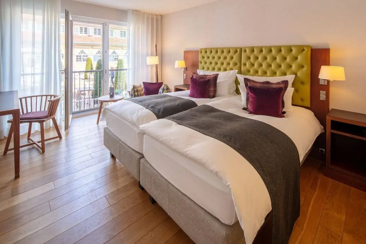 Gemütliches Comfort-Doppelzimmer mit modernem Design und entspannter Atmosphäre.
