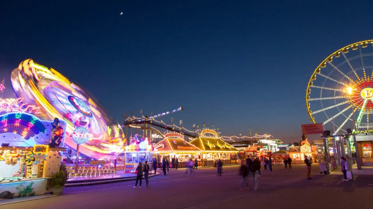 Bunte Lichter und Fahrgeschäfte bei einer Veranstaltung in Stuttgart.