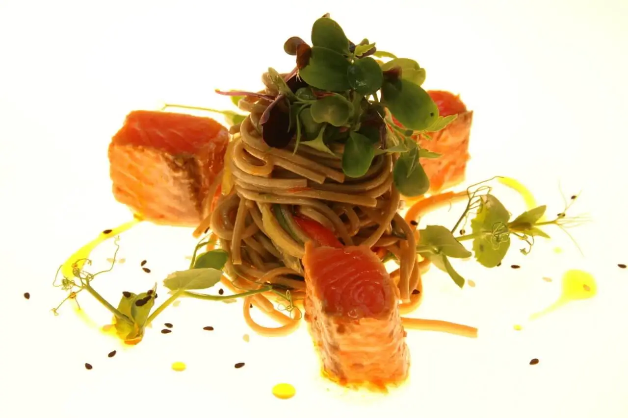 Detailaufnahme gebratene Nudeln mit Lachs