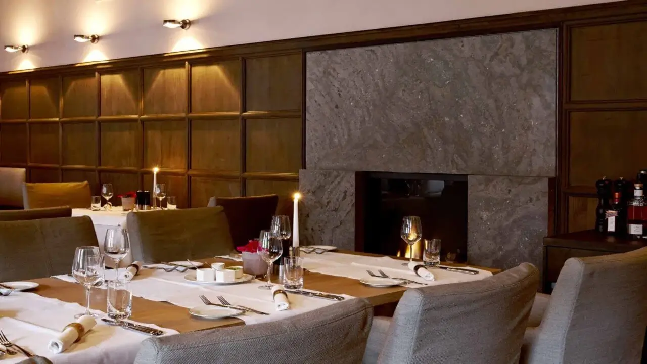 Gemütliches Ambiente im Restaurant mit Terrasse in Stuttgart, ideal für Mahlzeiten im Freien.