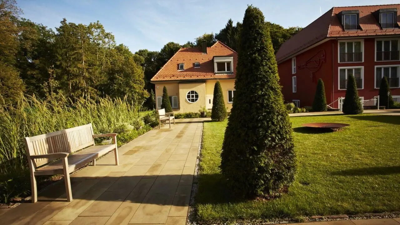 Ein idyllischer Außenbereich eines Hotel im Grünen Stuttgart.