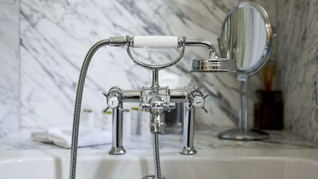 Modernes Badezimmer im Waldhotel Stuttgart mit eleganten Armaturen und einer geräumigen Dusche.
