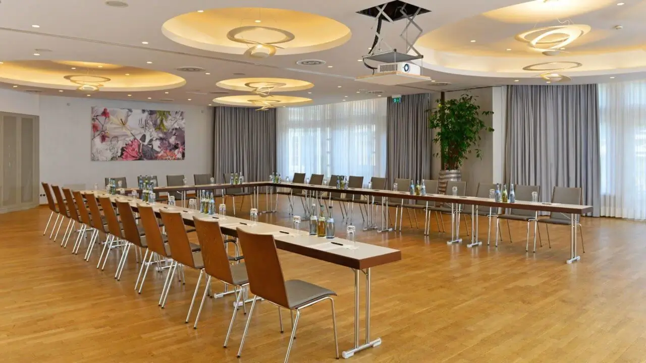 Tagungsraum Stuttgart – Moderner Ballsaal mit Präsentationstechnik.