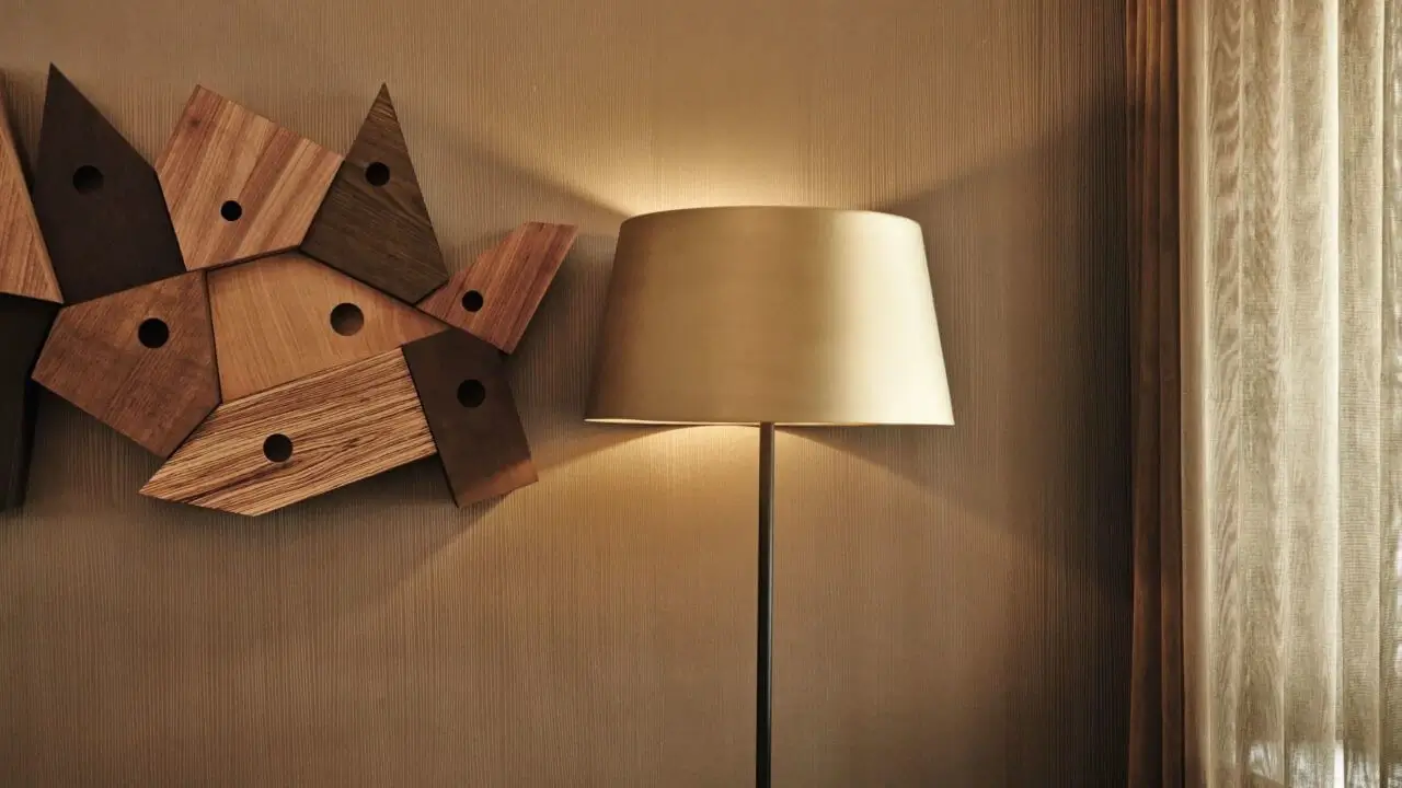 Eine elegante Lampe mit warmem Licht und stilvollem Design.