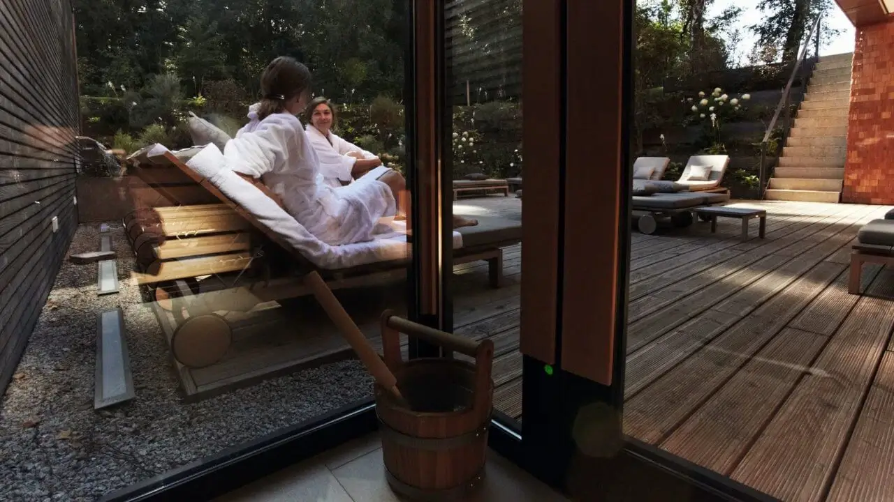 Wellnessbereich in einem Hotel mit Sauna Stuttgart, Gäste entspannen auf der Terrasse.