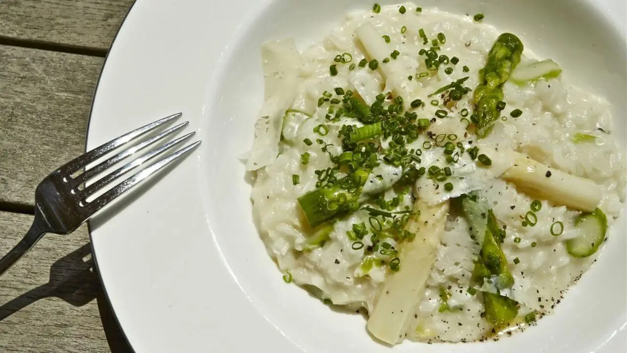Spargelrisotto auf weißem Teller, waldhotel stuttgart