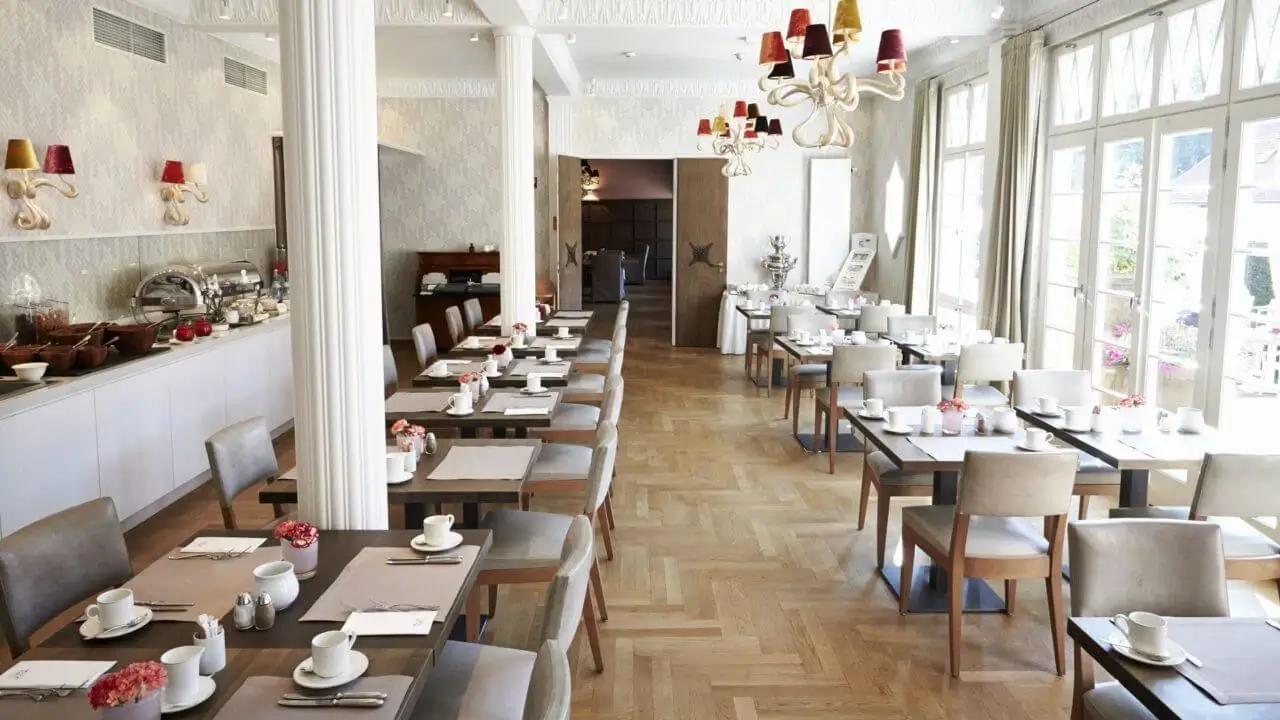Ein modernes Restaurant mit eleganten Tischen und einer einladenden Atmosphäre.