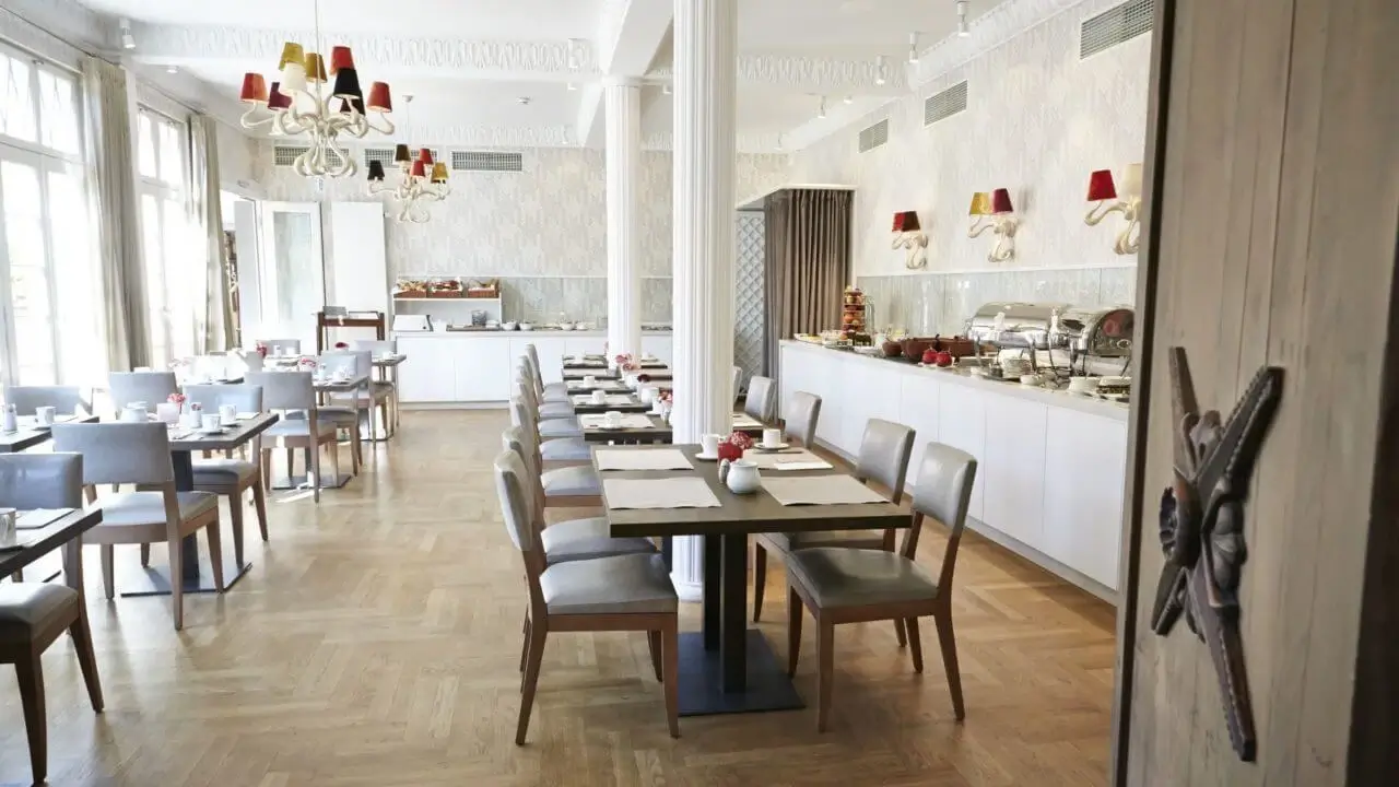 Ein elegantes Restaurant mit stilvollen Tischen und gemütlicher Atmosphäre.