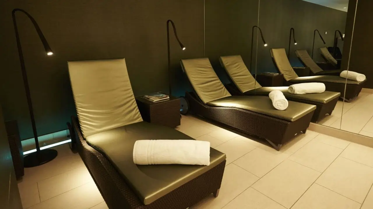 Ein entspannender Ruheraum in einem Hotel mit Sauna in Stuttgart.