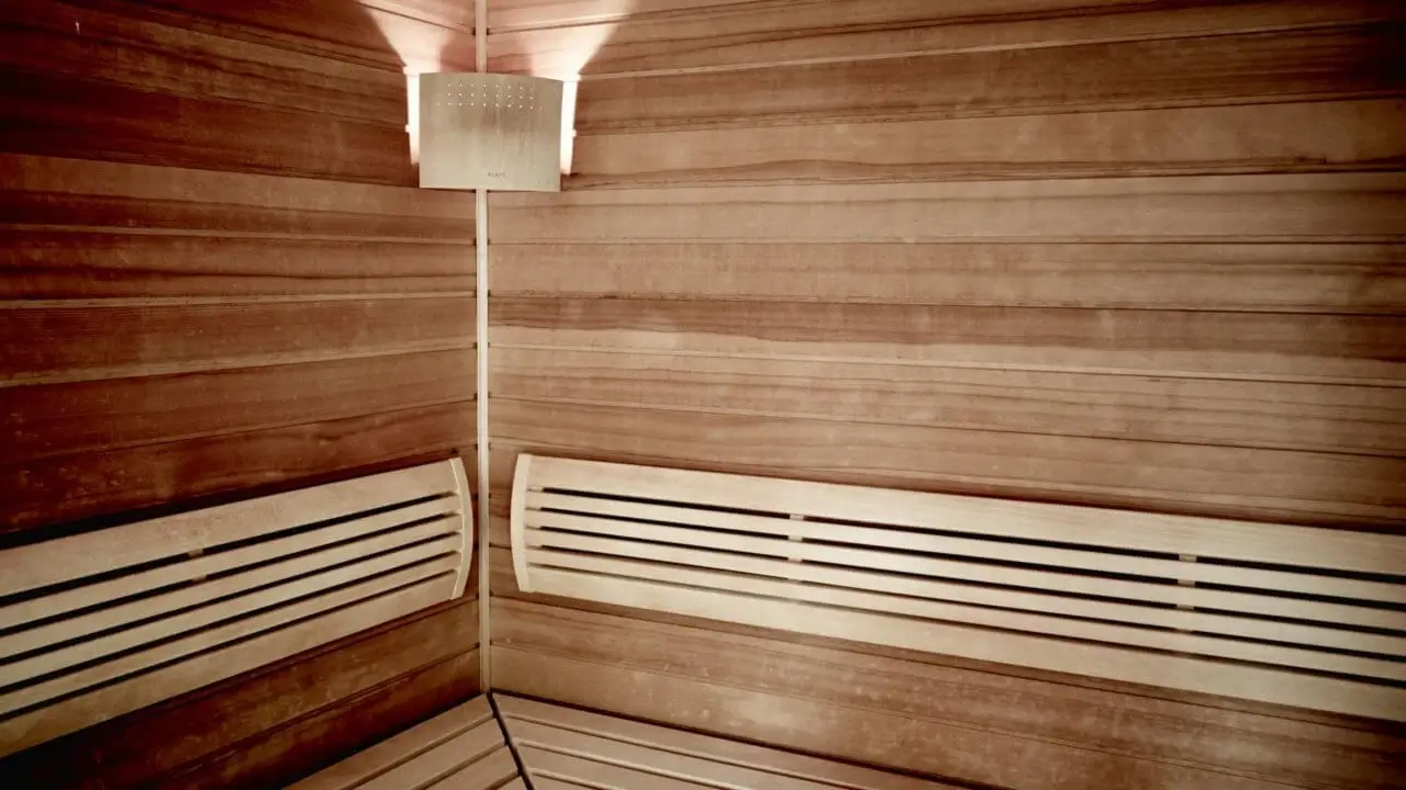 Saunaraum im Wellnessbereich des Waldhotel Stuttgart mit Holzbänken und weicher Beleuchtung.
