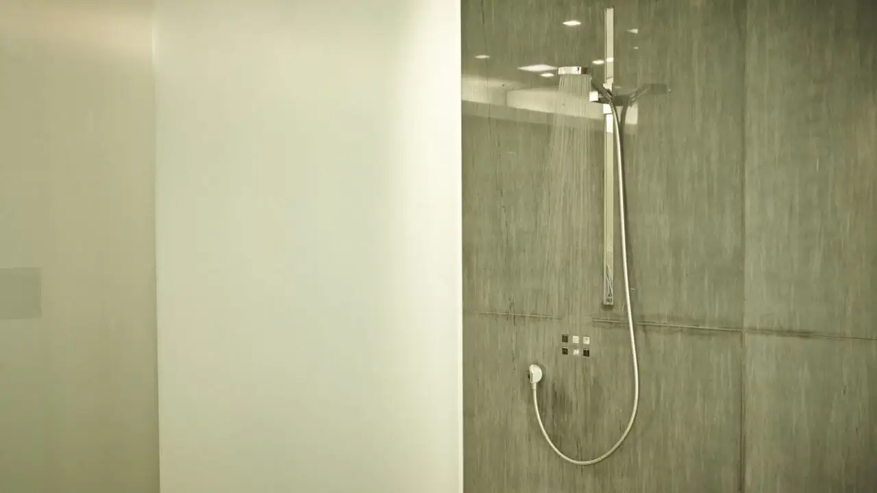 Moderne Dusche im Wellnessbereich des Waldhotel Stuttgart mit minimalistischer Gestaltung.