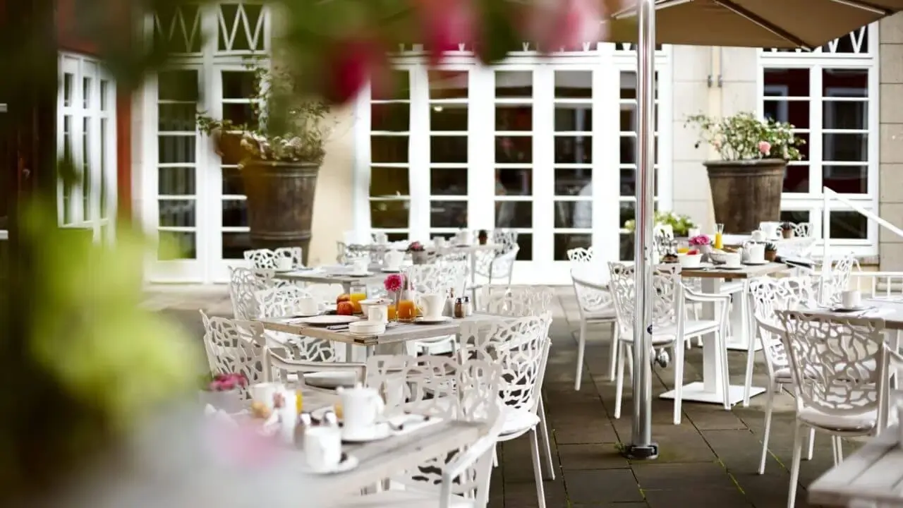 Stuttgart Musical Hotel Arrangement – Stilvolle Terrasse für entspannte Momente.