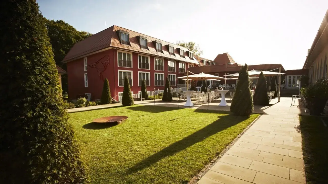 Ein schöner Gartenbereich mit Bänken und grünen Pflanzen, perfekt für Veranstaltungen in Stuttgart.