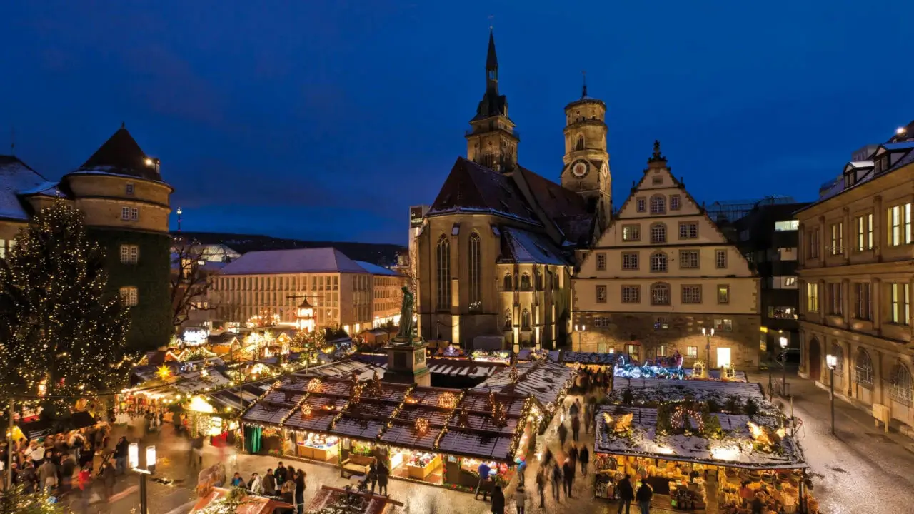 Veranstaltungen Stuttgart – Weihnachtsmarkt bei Nacht mit festlicher Beleuchtung.